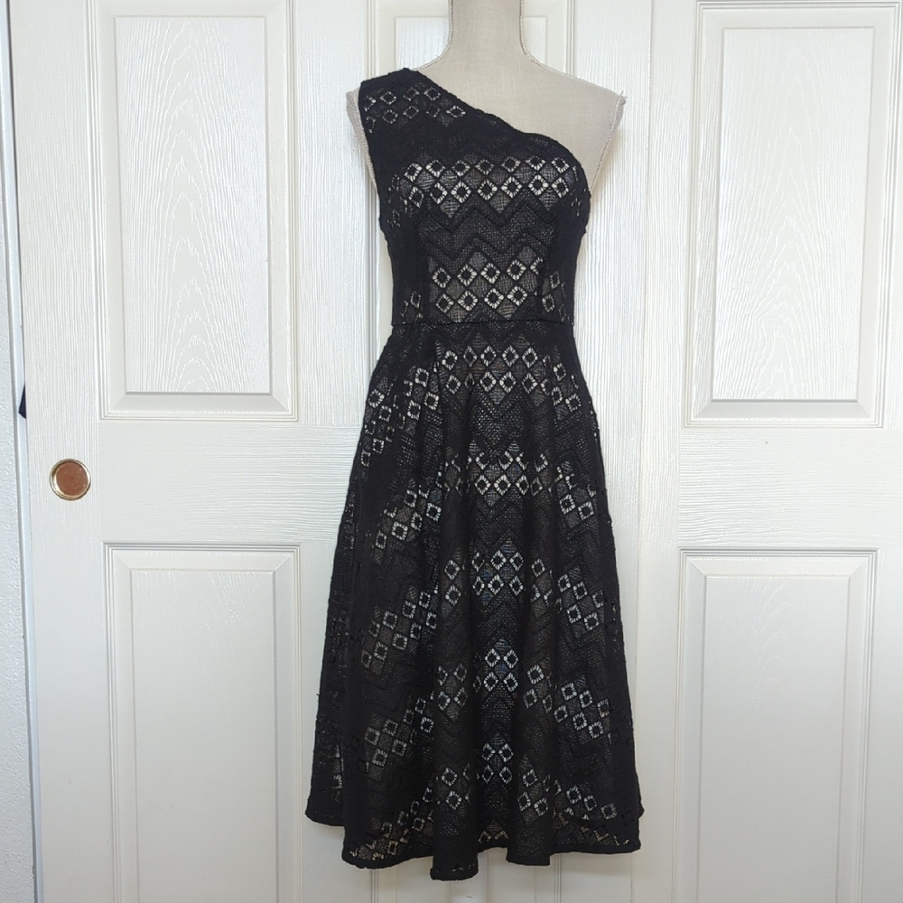 TY-LR Trosa One-Shoulder Black Lace Dress - Picture 1 of 7